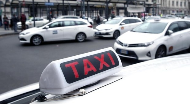 Milano, aumentano le tariffe dei taxi: i nuovi prezzi