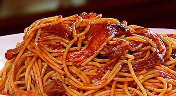 Tira gli spaghetti in faccia alla moglie Ex giornalista condannato