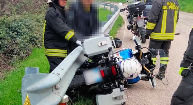 Motociclista cade e finisce incastrato con la gamba sotto il guardrail