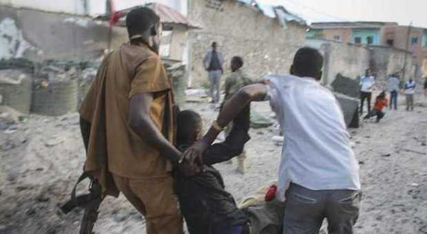 Somalia, autobomba e assedio jihadista in hotel Mogadiscio: 17 morti