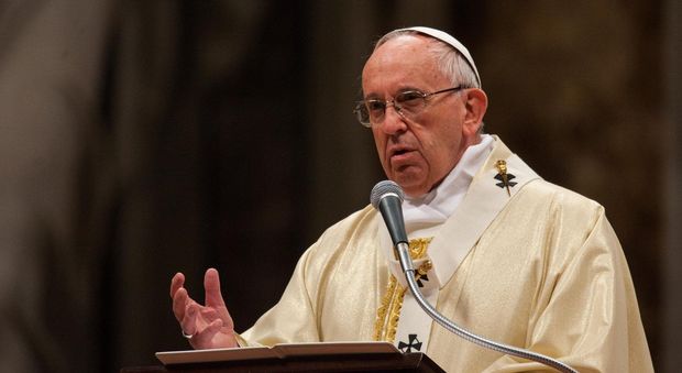 Pasqua, Papa Francesco lava i piedi dei richiedenti asilo il giovedì santo