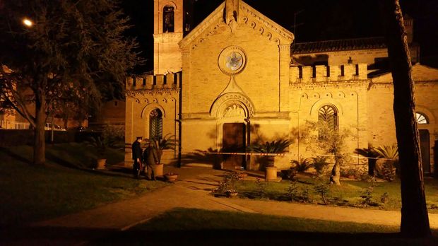 Ordigno esplosivo contro la chiesa di don Vinicio Albanesi. Danni e paura