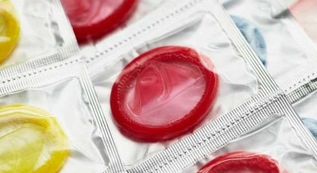 Preservativi difettosi: «69 milioni di condom al macero». Ecco dove