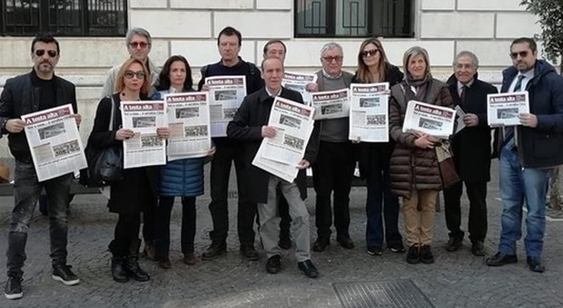 In piazza i giornalisti del quotidiano La Città di Salerno