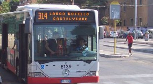 Roma, scontro tra bus e auto: grave un 72enne