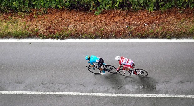 Giro d'Italia, vince Cataldo, la "rosa" resta a Carapaz
