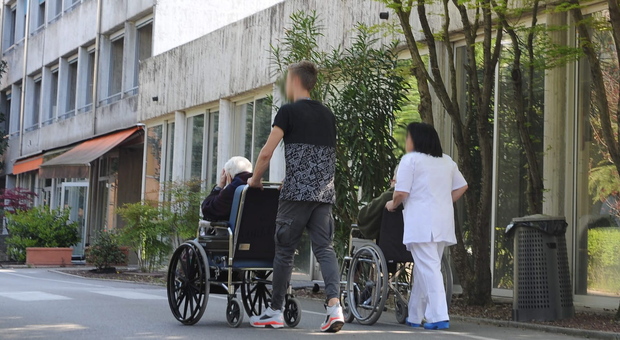 Anziani e invalidi maltrattati: ai primi segni sospetti in azione gli infermieri "detective" dell'azienda sanitaria