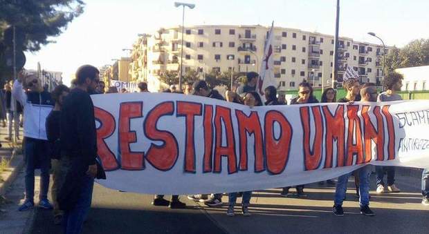 Scampia scende in piazza per i rom: «Sono parte di noi, uguali diritti per tutti»