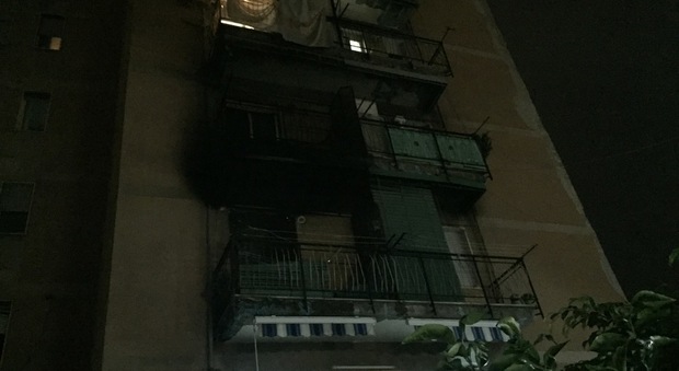 Napoli, casa in fiamme alle rampe Brancaccio, il proprietario: «Da giorni senza luce e a lume di candela»
