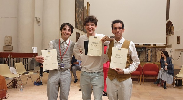 Da sinistra Davide Simonetti, Luca Petrelli e Luis Marreiros vincitori del premio per attori Ruggero Ruggeri