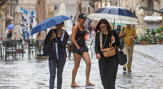 Bomba d'acqua a Roma, rischio grandine e traffico in tilt. Continua l'allerta meteo nel Lazio