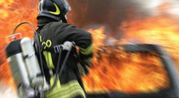 Scoppia un incendio in un palazzo Tragedia sfiorata a Villaricca