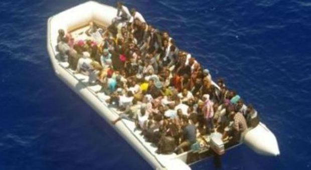 Sicilia, muore durante la traversata: immigrato gettato in mare in pasto agli squali