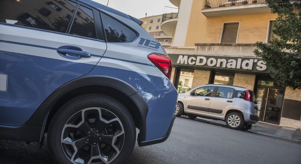 Roma, rientra l'allarme bomba fuori dal McDonald's. Nella valigia abbandonata solo vestiti