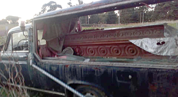 Carro funebre abbandonato con una bara all'interno: risolto il giallo della Banditella