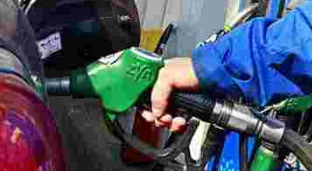 Benzina: nuova ondata di rialzi per i carburanti: +8 centesimi per la benzina, + 19 per il diesel