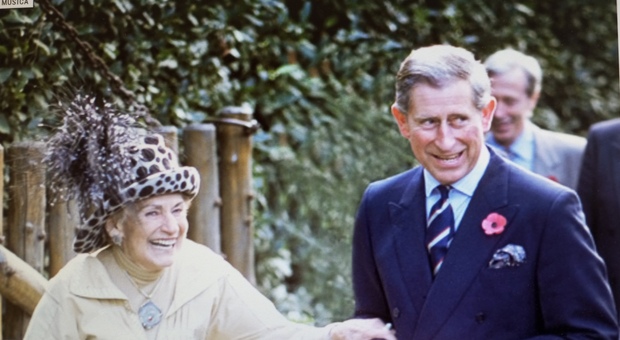 una foto d’archivio dell’ultima visita di re Carlo ai Giardini la Mortella nel 2002, insieme a Lady Walton.