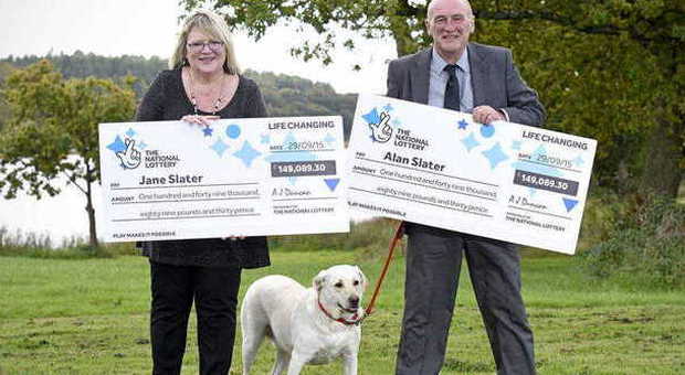 La coppia che ha vinto due volte alla lotteria grazie al cane (Olycom)