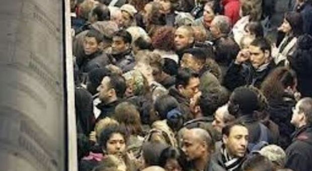 Parigi, incendio in metro: evacuate 30mila persone alla Bastiglia per allarme amianto