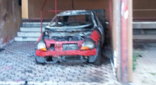 Fiamme e fumo nella notte: incendiata una vecchia auto abbandonata