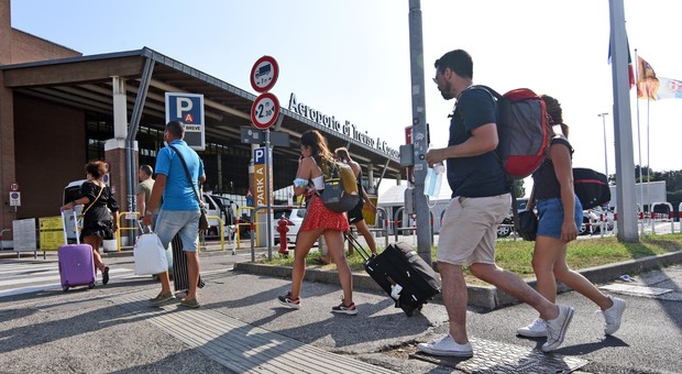 L'aeroporto di Treviso nel caos: aerei in ritardo di ore, disagi e 12 voli cancellati