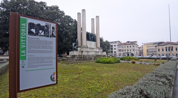 Il monumento ai Caduti in piazza della Vittoria a Treviso dove verrà realizzato il park interrato
