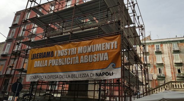 Monumenti e pubblicità è ancora rivolta a Napoli