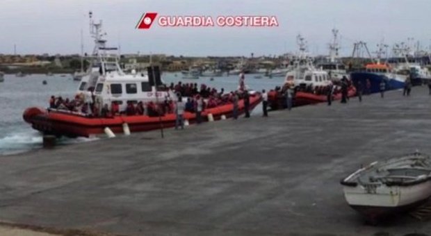Migranti, ancora sbarchi nelle notte soccorsi 4 barconi: salvati in 400