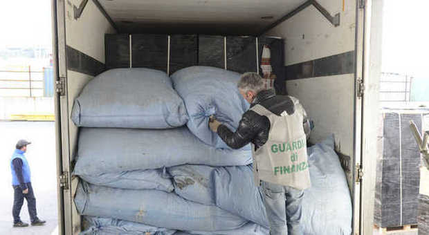Contrabbando di sigarette dall'Est: otto tonnellate nascoste in sacchi di piume