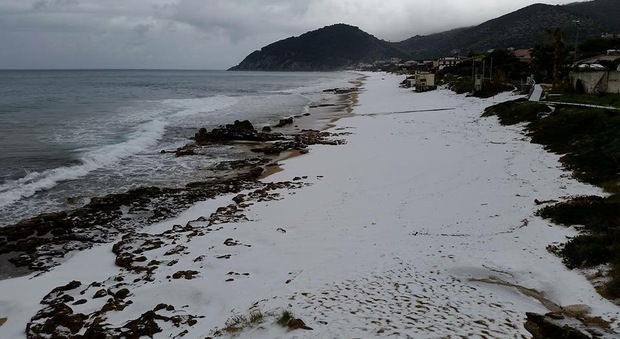 Maltempo, torna la neve nel Cilento Spiaggia ricoperta di bianco