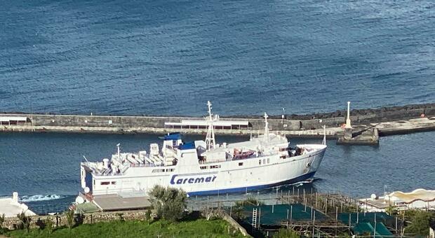 Covid, traghetto sfida il maltempo per portare da Capri a Napoli i medici da vaccinare