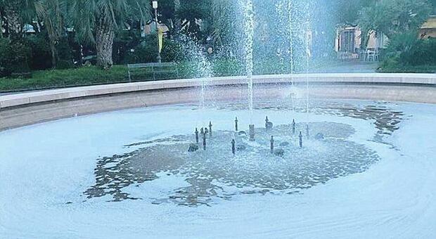 Piazza Vanvitelli, vandali in azione schiuma bianca nella fontana