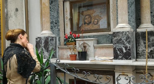 «Facimmoce 'a croce»: alla scoperta degli «altarini» napoletani
