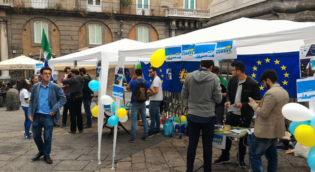 Giovani in piazza per la Festa dell'Europa: il primo caffè europeo
