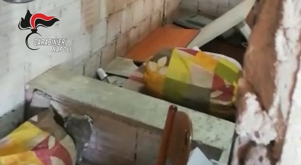 Napoli, blitz nelle case popolari di Pontecitra: sequestrate due pistole sul terrazzo