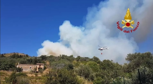 Incendio all'Argentario, fronte di 800 metri: cinque famiglie evacuate per precauzione