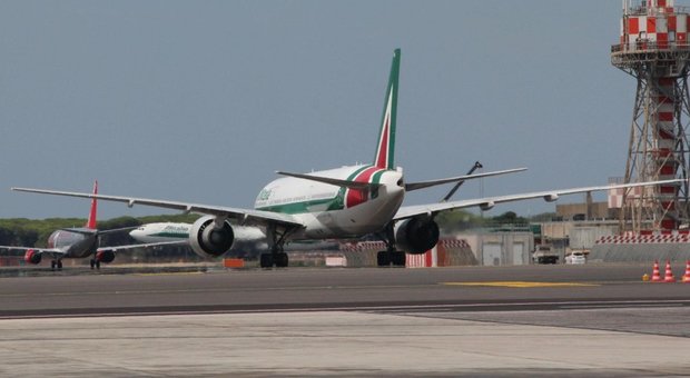 Alitalia al bivio, vertice sul piano tra sindacati e commissari