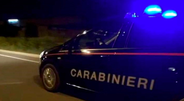 Pescara, il cadavere di un uomo trovato in un palazzo del centro: è mistero, indagano i carabinieri