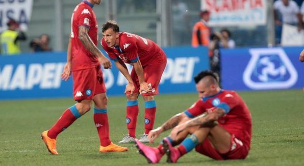 Napoli, avvio choc: vecchi difetti e poca personalità, il Sassuolo vince 2-1