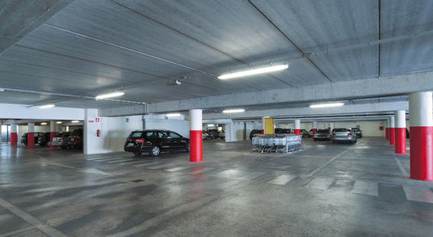 Clienti dei centri commerciali derubati nei parcheggi, attenzione alla nuova tecnica