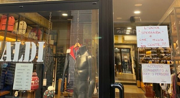 Milano, il cartello choc sulla porta del negozio: «L'unica "speranza" è che muoia Conte»