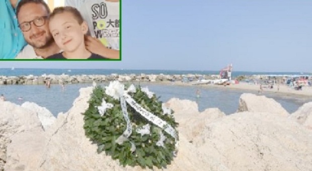 Tragedia del mare, commemorati in spiaggia dopo 7 giorni il papà Davide e il piccolo Fabio: raccolti online 66mila euro
