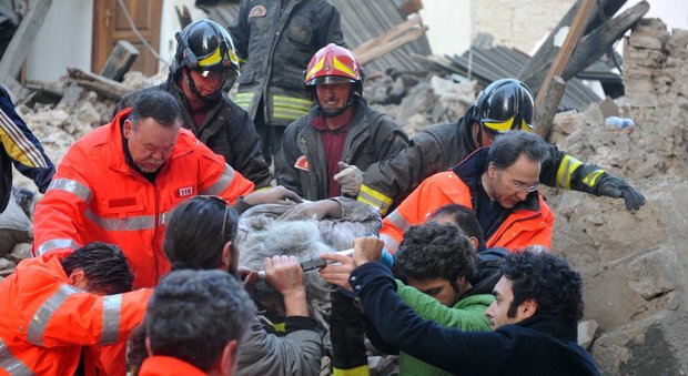 Terremoto, i vigili del fuoco di Terni ad Accumoli salvano dalle macerie un uomo di 41 anni