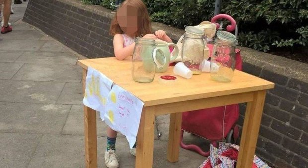 Londra, bambina multata per il suo chiosco di limonate