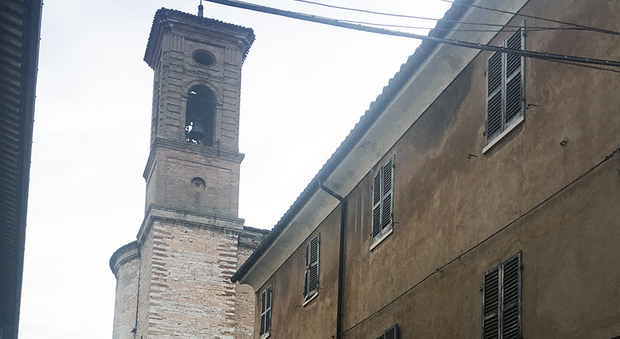 Fossombrone, crollo all'interno del campanile: strada transennata