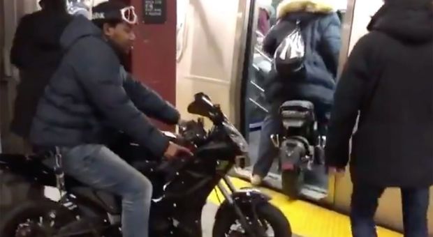 Salgono sulla metropolitana in moto: paura e panico tra i passeggeri VIDEO
