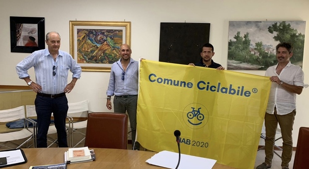 Ad Arrone sventola la bandiera gialla di "ComuniCiclabili" consegnata da Fiab