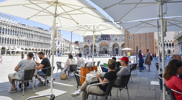 San Marco, la Soprintendente chiude gli ombrelloni: via dopo l'emergenza