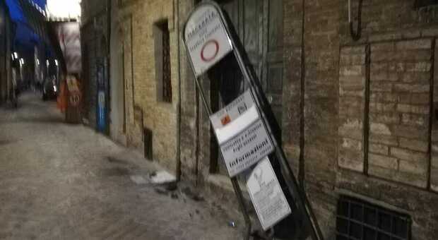 Il cartello distrutto da una macchina in pieno centro a Macerata