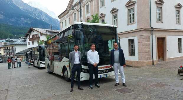 Alcuni dei nuovi mezzi di Dolomiti Bus presentati a Cortina d'Ampezzo